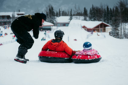 Lebih Sedikit Waktu Layar & Lebih Banyak Waktu Keluarga – Tubing di Area Ski Nakiska – Area Ski Nakiska